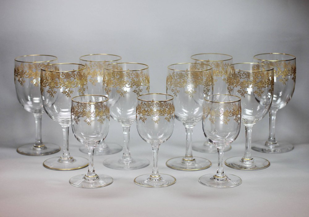 X815 Set of eight wine glasses with gilded decoration 