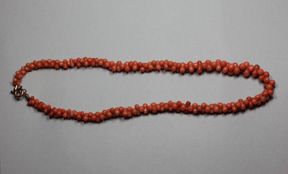 X826 Single strand coral bead necklace, length: 36cm, 14 1/8in. 