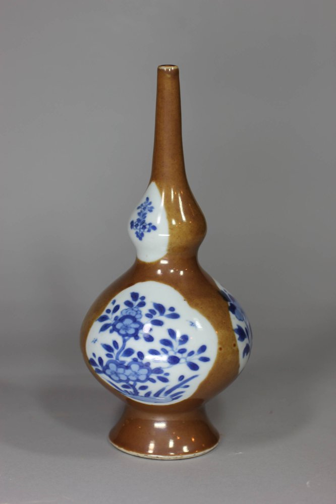 X909 Café-au-lait sprinkler vase, Kangxi (1662-1722)