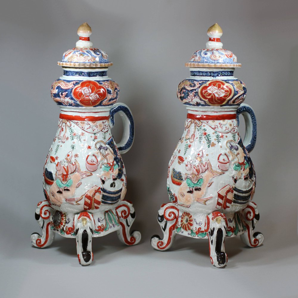 Y151 Pair of Japanese imari urns / coffee pots and covers