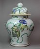 Y242 Famille verte vase and cover, Kangxi (1662-1722)