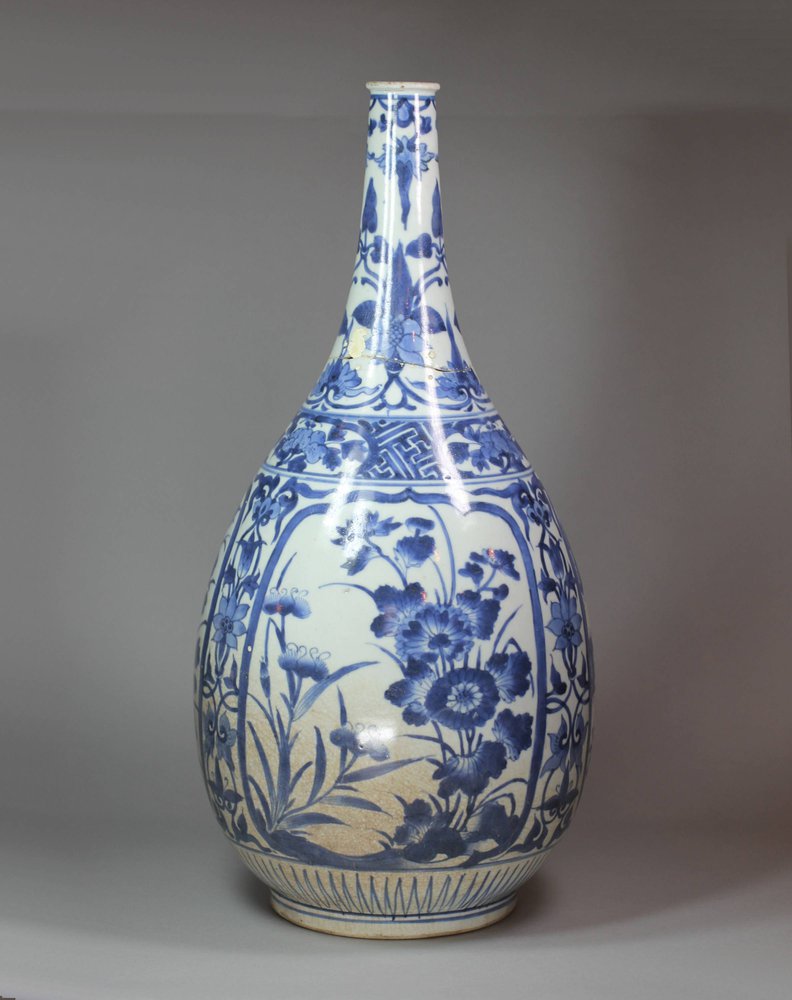 Y394 Japanese blue and white bottle vase, 17th century