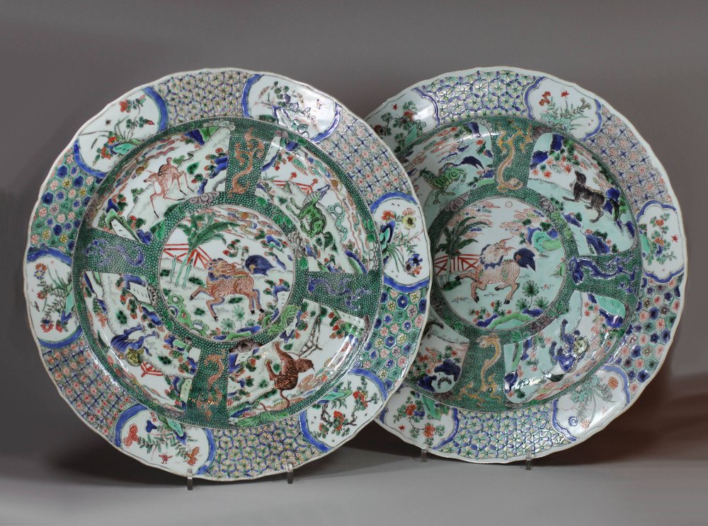 Y410 Pair of famille verte chargers, Kangxi (1662-1722)