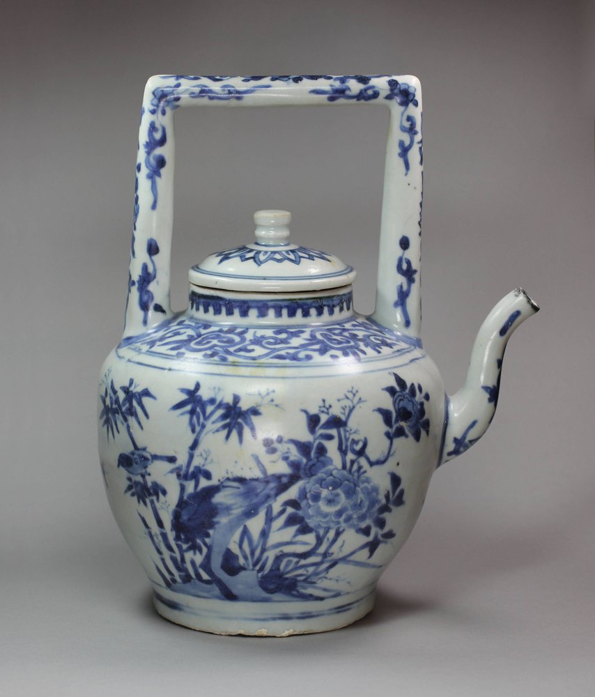 Y441 Large Chinese blue and white teapot and cover, circa 1640