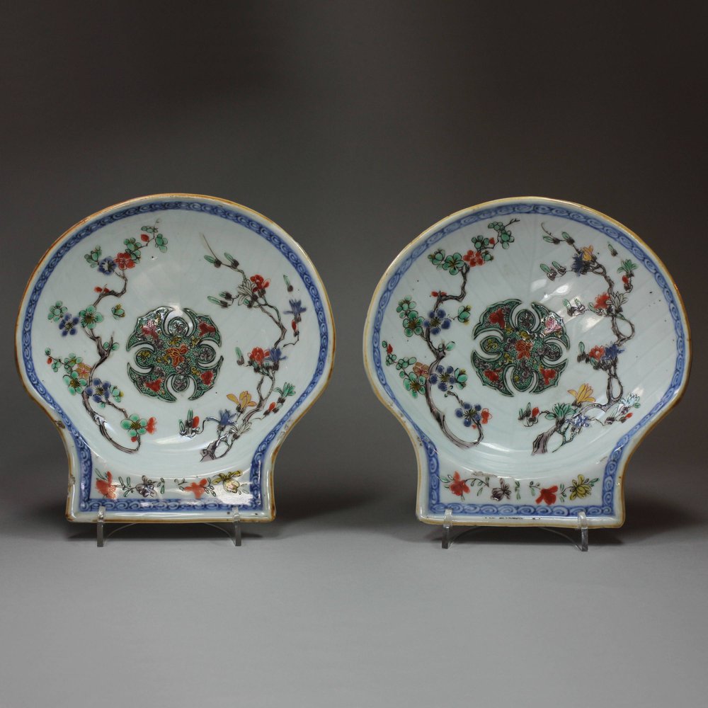 Y519 Pair of famille verte moulded shell-shaped dishes