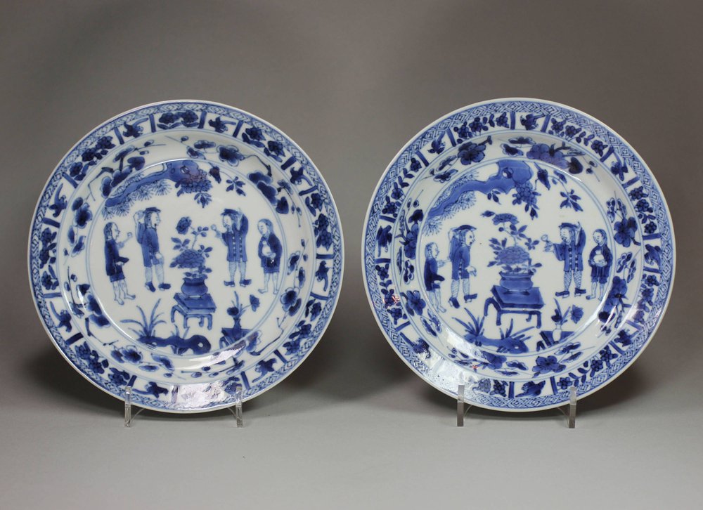 Y548 Pair of Chinese blue and white saucer dishes