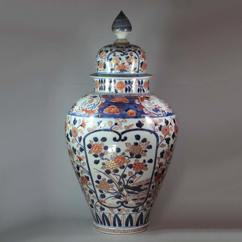 Y614 Large Japanese imari baluster vase and cover