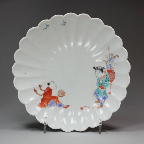 Y623 Japanese Kakiemon fluted &#x27;two boys&#x27; saucer dish
