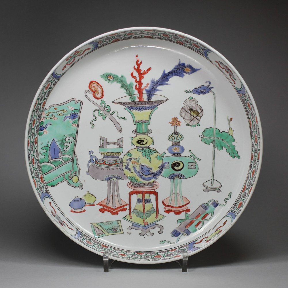 Y721 Famille verte 'hundred antiques' dish, Kangxi (1662-1722)