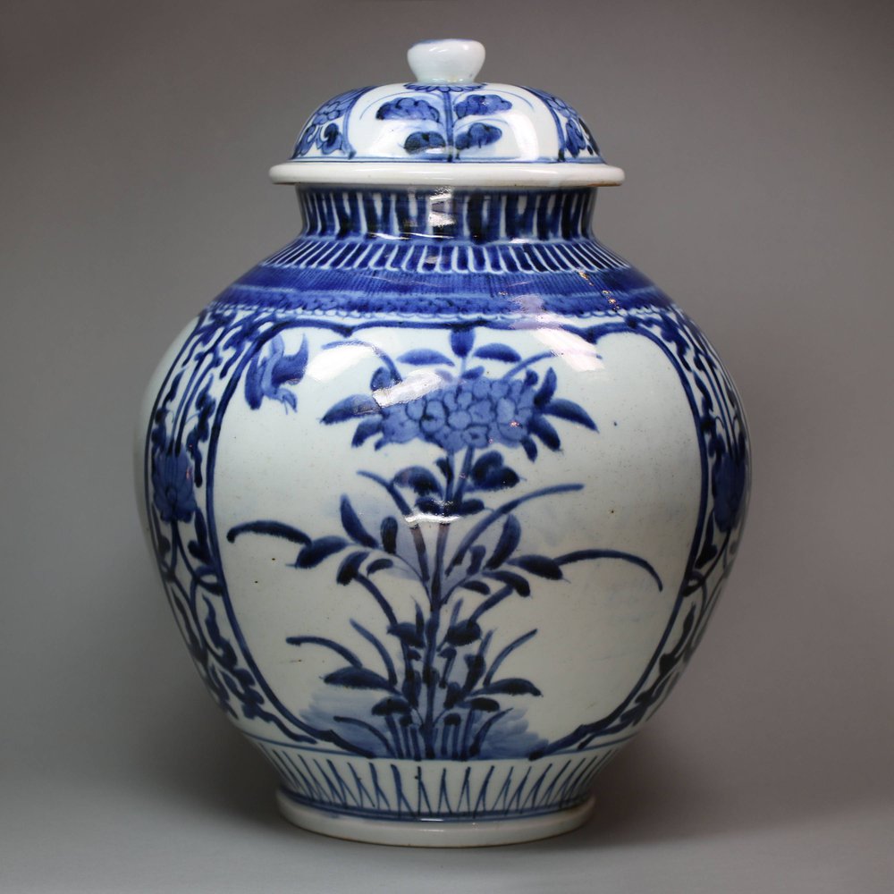 Y803 Japanese Arita blue and white jar and cover, 17th century