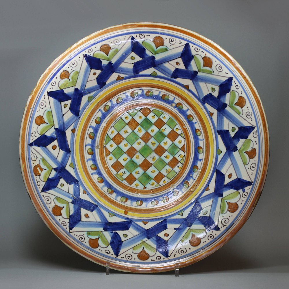 Y936 Italian Montelupo maiolica dish, c. 1500