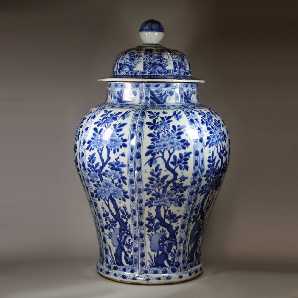 Y953 Large Chinese blue and white octagonal baluster jar and cover