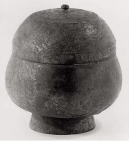 Figure 4: Ritual vessel with cover, 13th century, bronze, height 16.8cm. Metropolitan Museum of Art, New York [1977.449.1a, b]